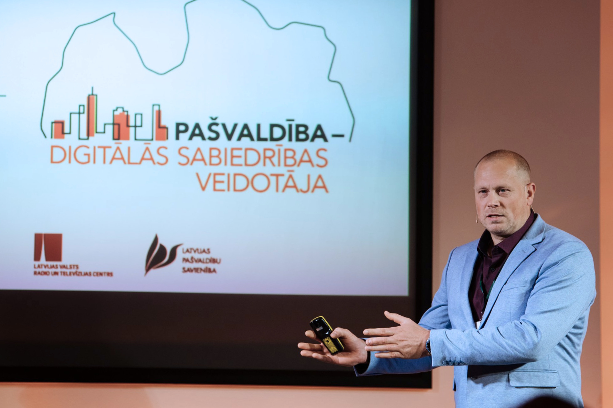 Dativa direktors uzstājas uz skatuves Pašvaldību forumā