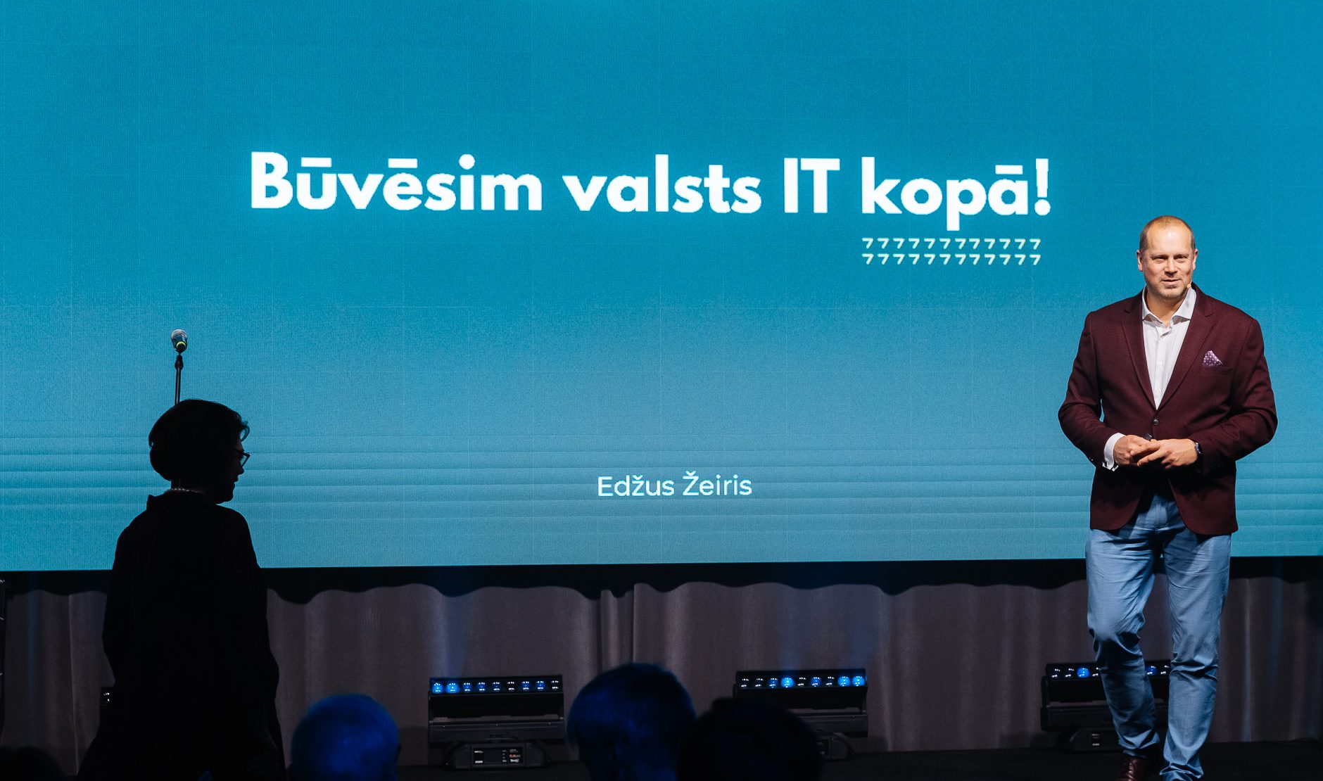 Dativa direktors uzstājas uz skatuves